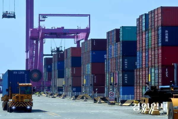 2024년까지 GRDP(지역내총생산) 증가율 전국 1위를 기록하며 성장세를 이어가던 인천 경제가 지난해 들어 마이너스 성장률을 기록하며 부진을 면치 못한 것으로 나타났다. 사진은 인천 신항 컨테이너 터미널 전경. 2025.6.22 /김용국기자 yong@kyeongin.com