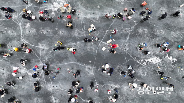 18일 오후 안성시 죽산면 두교리 광혜원 저수지 일원에서 열린 ‘웰컴투 동막골 안성빙어축제’를 찾은 시민들이 빙어낚시를 하고 있다. 2026.1.18 /임열수기자 pplys@kyeongin.com