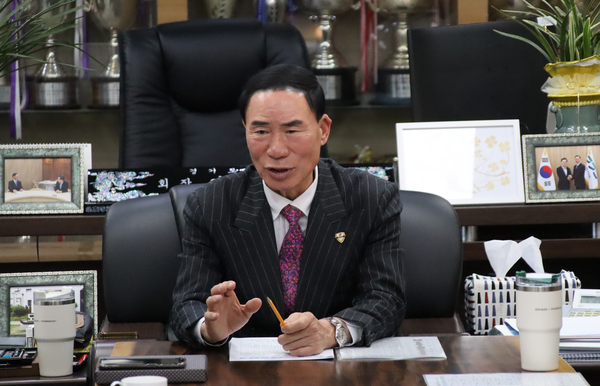 이원성 경기도체육회장이 지난 15일 경기도체육회관 회장실에서 열린 출입기자단과의 인터뷰에서 말하고 있다. 2026.1.15 /경기도체육회 제공