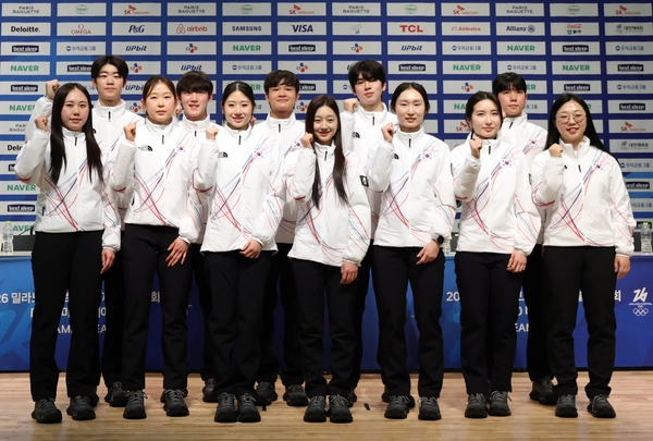 7일 충북 진천선수촌에서 열린 2026 밀라노·코르티나 동계올림픽대회 D-30 미디어데이에서 대표팀 선수들이 파이팅을 외치며 기념촬영하고 있다. 2026.1.7 /연합뉴스