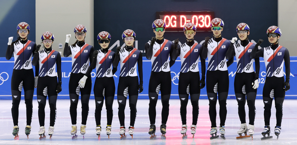 2026 밀라노·코르티나 동계올림픽대회을 한달 앞두고 7일 충북 진천선수촌에서 쇼트트랙 대표팀 선수들이 포즈를 취하고 있다. 2026.1.7 /연합뉴스