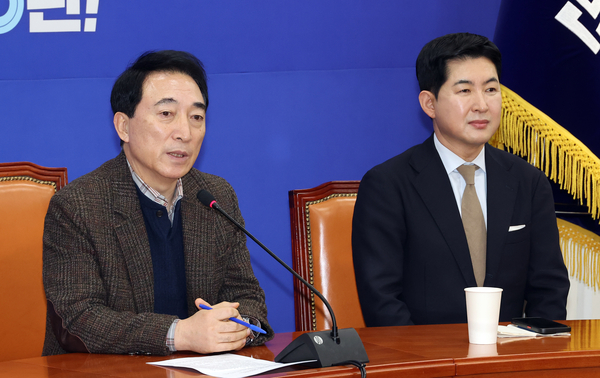 더불어민주당 박수현 수석대변인이 18일 국회에서 현안 관련 기자 간담회를 열고 있다. 오른쪽은 박창진 부대변인. 2026.1.18  /연합뉴스
