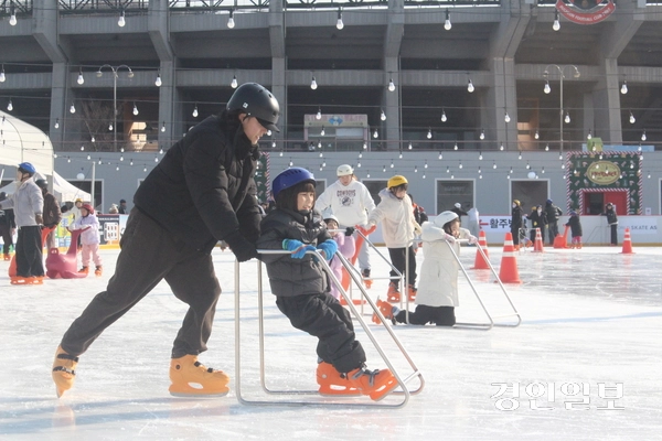 지난 16일 부천 아이스월드 ‘빙파니아’에서 한 학부모가 어린 자녀를 보조기구에 태운 채, 빙판 위 스케이팅을 즐기고 있다. 2025.1.16 /김연태기자 kyt@kyeongin.com