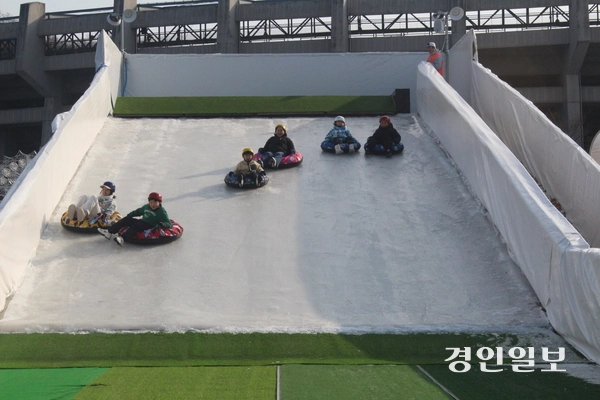 지난 16일 부천 아이스월드 ‘빙파니아’를 찾은 시민들이 서브 링크에 마련된 아이스 슬라이더에서 얼음 위를 미끄러지는 듯한 짜릿한 스릴을 즐기고 있다. 2025.1.16 /김연태기자 kyt@kyeongin.com