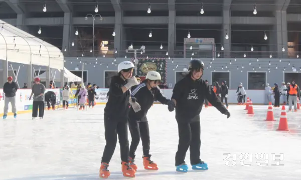 지난 16일 부천 아이스월드 ‘빙파니아’에서 학생들이 스케이트에 익숙하지 않은 친구의 손을 붙잡고 균형을 잡고선 채, 빙판 위를 조심스럽게 달리고 있다. 2025.1.16 /김연태기자 kyt@kyeongin.com
