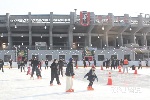 지난 16일 부천 아이스월드 ‘빙파니아’를 찾은 시민들이 하얀 아이스링크에서 스케이트를 타며 즐거운 시간을 보내고 있다. 2025.1.16 /김연태기자 kyt@kyeongin.com