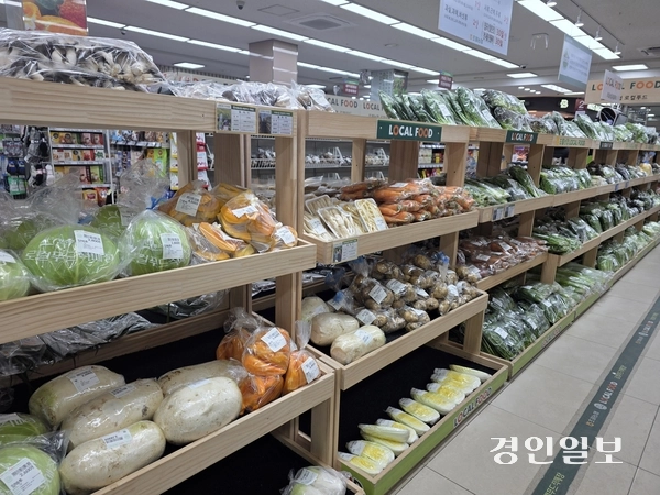 광주시 초월농협 하나로마트 내에 위치한 로컬푸드 직매장의 매대가 농산물들로 가득차 있다. 2026.1.19 /구민주기자 kumj@kyeongin.com