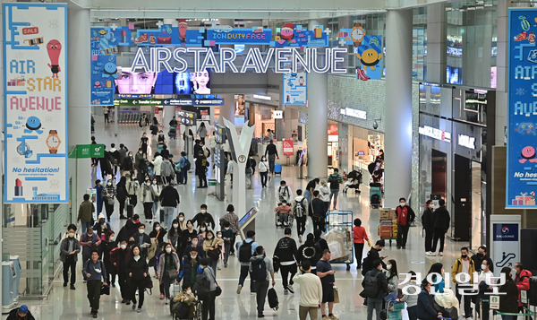 사진은 인천공항 제1 여객터미널 보안구역 내 면세구역을 이동하는 이용객들 모습. /경인일보DB