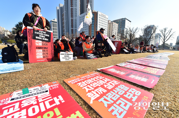 장애인 인권단체 등으로 구성된 공동대책위원회(이하 공대위)는 19일 성명서를 내고 “인천시와 강화군은 해당 시설을 즉각 폐쇄하고 법인 설립 허가를 취소하라”고 했다. 사진은 지난해 12월11일 공대위가 인천시청 앞에서 강화군 중증장애인거주시설 성적 학대 진상 규명 및 시설폐쇄, 시설장의 업무배제 등을 요구하는 규탄 결의대회를 열은 모습. 2025.12.11 /조재현기자 jhc@kyeongin.com