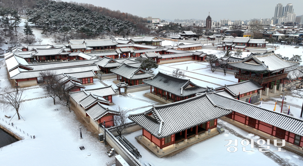 간밤에 눈이 내린 19일 오전 수원시 팔달구 화성행궁에 눈이 쌓여 아름다운 설경을 연출하고 있다. 기상청에 따르면 북서쪽에서 찬 공기가 유입돼 아침 기온이 10도 이상 떨어지며 강한 추위가 이어질 것으로 예보했다. 2026.1.19 /최은성기자 ces7198@kyeongin.com