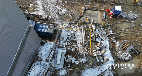 옹벽이 붕괴하면서 50대 작업자가 숨진 수원시 팔달구 우만동 신분당선 연장구간(광교~호매실) 옹벽 붕괴 현장이 19일 오전 통제되고 있다. 2026.1.19 /임열수기자 pplys@kyeongin.com