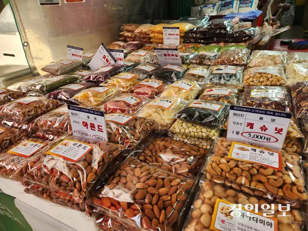 19일 오전 인천 모래내시장 내 견과류·건어물 판매 점포에 수입 원산지가 적힌 견과류가 진열돼있다. 2026.1.19 /유진주기자 yoopearl@kyeongin.com
