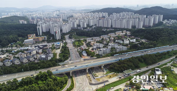 한국부동산원 통계에 따르면 수지구 아파트 매매가격은 지난해 10·15 부동산 규제 대책 이후 11월 첫째 주부터 이달 둘째 주까지 누적 4.25%대 상승률을 기록했다. 사진은 용인시 수지구 전경. /경인일보DB