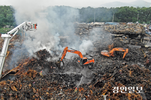 불이 시작될 경우 대형 화재로 번질 가능성이 큰 폐차장 화재가 잇따르면서 각별한 주의가 요구되고 있다. 사진은 2020년 7월27일 소방대원들이 고양시의 한 폐차장에서 화재 진화작업을 벌이고 있는 모습. /경인일보DB