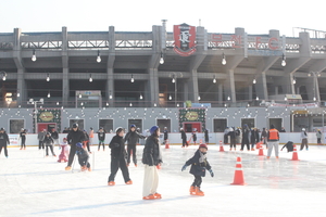 [현장르포] 빙판 위 웃음 꽃 피는 부천 ‘빙파니아’… 온 가족 ‘추억 명소’ 부상