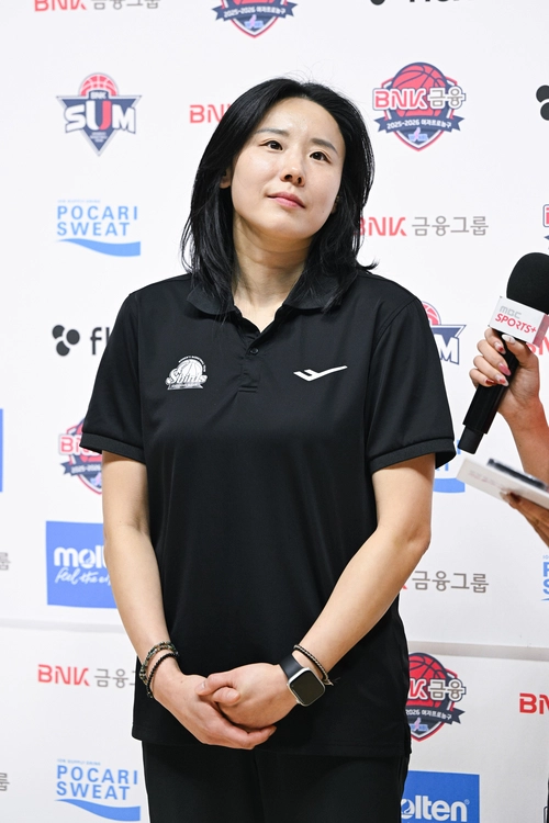 지난 18일 BNK썸과의 원정 경기에서 9연패를 끊어낸 신한은행 에스버드 최윤아 감독이 인터뷰를 하고 있다. 2026.1.18 /WKBL 제공