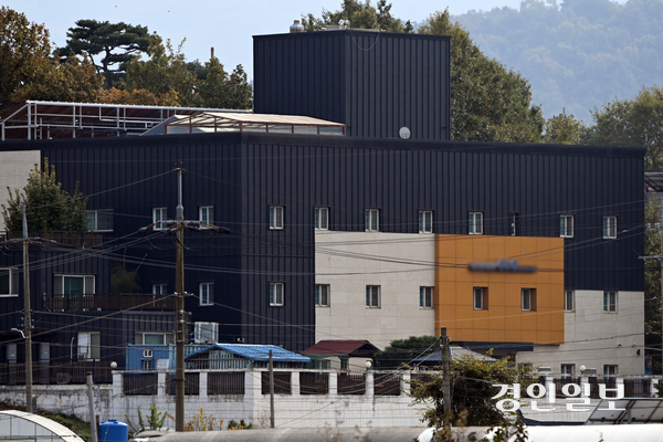 강화군 중증 장애인 거주시설 ‘색동원’에서 자행된 집단 성폭력 사건과 관련해 시민사회가 인천시와 강화군의 행정적 책임을 제기하고 나섰다. 사진은 인천 강화군 길상면에 위치한 한 중증장애인 거주시설. 2025.10.31 /조재현기자 jhc@kyeongin.com