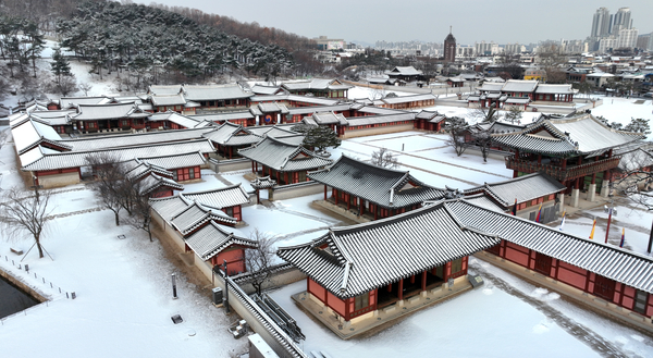 눈 소복이 쌓인 화성행궁