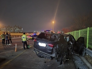 구리요금소서 차량 가드레일 충돌로 2명 사망