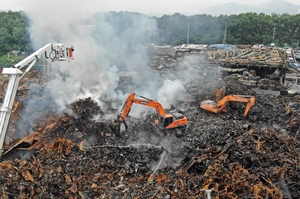 쌓여있는 배터리·휘발유… 화약고가 된 폐차장
