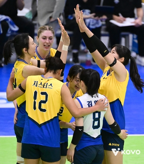 16일 경기도 수원체육관에서 열린 진에어 2025-2026 V리그 현대건설과 정관장의 경기. 현대 건설 선수들이 득점 후 기뻐하고 있다. 2026.1.16 /한국배구연맹 제공