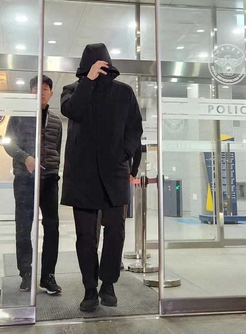 무소속 강선우 의원의 전 보좌관 남모씨가 지난 18일 서울경찰청 마포청사에서 조사를 마친 뒤 건물을 나서고 있다. 2026.1.19 /연합뉴스