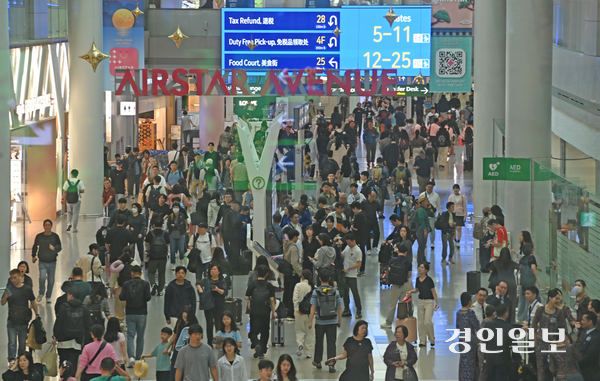 20일 면세 업계에 따르면 인천공항 DF1·DF2(향수·화장품·주류·담배)권역의 신규 사업자 입찰에 롯데면세점과 현대면세점 2개 업체가 신청했다. 사진은 인천국제공항 제1여객터미널 출국장의 모습. /경인일보DB