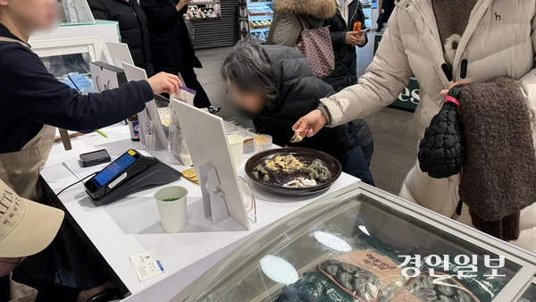 현대백화점 판교점 지하 1층 식품관에서 ‘소상공인 팝업 페스타’가 열리고 있다. 떡을 선보인 리타방앗간 팝업을 찾은 고객들이 시식을 하고 있다. 2026.1.20 /윤혜경기자 hyegyung@kyeongin.com