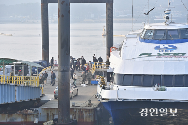 연평도 선착장 앞바다에 쌓인 퇴적물로 수심이 낮아져 간조 때는 여객선이 접안하지 못하는 상황이다. 사진은 인천시 옹진군 대연평항에 도착한 여객선에서 승객들이 내리는 모습. /경인일보DB