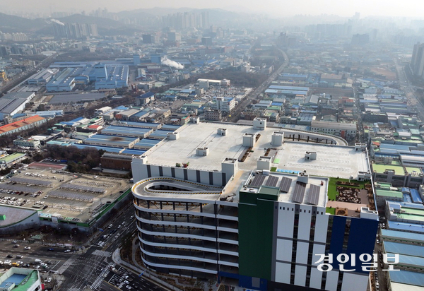 산업통상부는 20일 산업단지 입지규제 합리화를 위해 산업집적활성화 및 공장설립에 관한 법률 시행령과 시행규칙, 산업단지 관리지침의 일부개정안을 각각 입법 예고했다. 사진은 인천지방산업단지 내 물류시설 전경. /경인일보DB