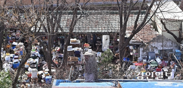 지난해 3월 인천 미추홀구 숭의동의 한 단독주택 마당에 생활폐기물로 나온 플라스틱 바구니와 박스, 책, 화분 등 온갖 물품들이 쌓여 있다. /경인일보DB