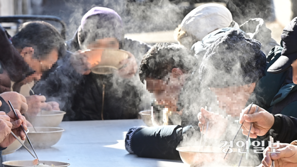 20일 오전 인천시 서구 나눔의울타리 무료급식소를 찾은 어르신들이 식사를 하고 있다. 2026.1.20 /조재현기자 jhc@kyeongin.com