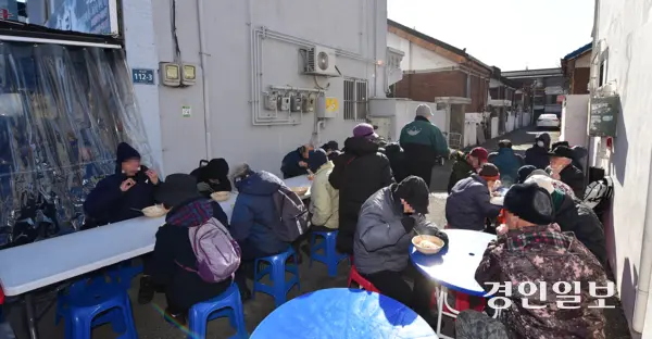 20일 오전 인천시 서구 나눔의울타리 무료급식소를 찾은 어르신들이 식사를 하고 있다. 2026.1.20 /조재현기자 jhc@kyeongin.com