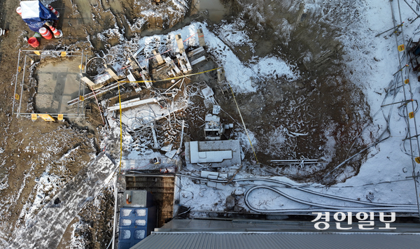 지난 17일 옹벽이 붕괴하면서 50대 작업자가 숨진 수원시 팔달구 우만동 신분당선 연장구간(광교~호매실) 옹벽 붕괴 현장이 19일 오전 통제되고 있는 모습. 2026.1.19 /임열수기자 pplys@kyeongin.com