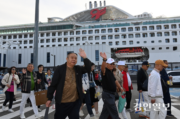 올해 인천항을 찾는 크루즈가 크게 증가할 것으로 예상되면서 인천항만공사를 포함한 CIQ(세관·출입국·검역) 기관들이 승객 편의를 위한 인력 확충에 나서기로 했다. 사진은 지난해 9월 인천항 국제크루즈터미널을 통해 입국한 중국인 단체 관광객들의 모습. /경인일보DB