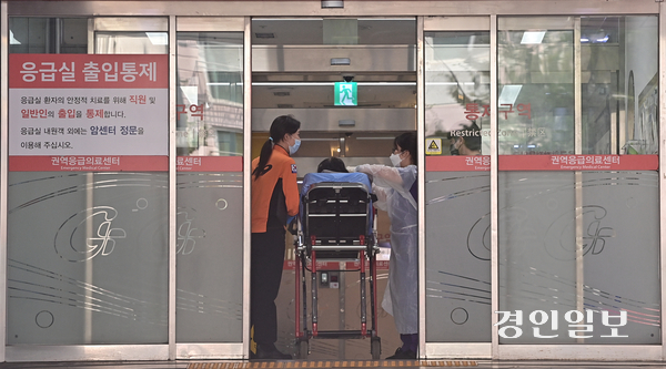 한 권역응급의료센터로 응급환자가 들어가고 있다. /경인일보DB