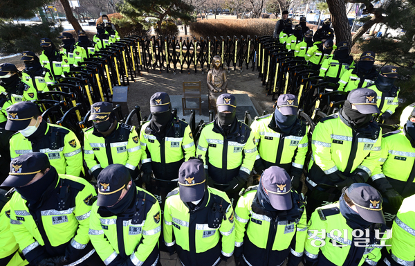 20일 오후 수원시 올림픽공원 소녀상 앞에서 위안부법폐지국민행동 시민단체 회원들이 위안부 사기 중단 및 소녀상 철거 촉구 집회를 진행한 가운데 경찰이 소녀상 주변을 보호경계하고 있다. 2026.1.20 /최은성기자 ces7198@kyeongin.com