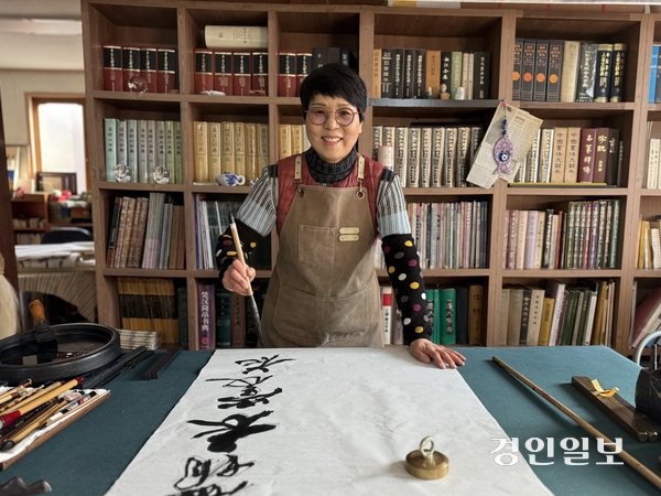 지난 14일 인천 서구 신현동 효림서당에서 만난 김숙례 한국서예협회 인천광역시지회장. ‘효림’(曉林)은 김숙례 회장의 호다. 2026.1.14 /박경호기자 pkhh@kyeongin.com