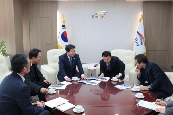 임병택 시흥시장은 최근 한국수자원공사 윤석대 사장을 만나 시화호와 거북섬 현안에 대해 대화를 나눴다. /임병택 시흥시장 페이스북 캡처