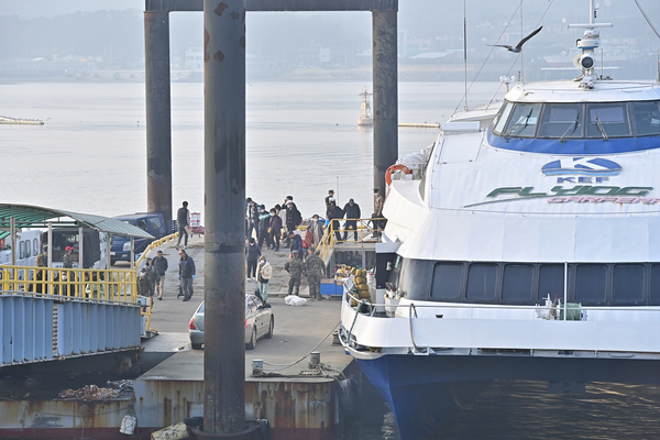 기상악화에 저수심 겹쳐 잦은 결항
