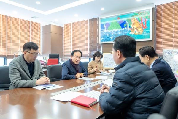 이권재 오산시장이 DS파워(주)와 지역난방 열요금 인하를 두고 협의를 하고 있다. /오산시 제공