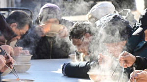 [현장르포] 영하 날씨에도 무료 급식 문전성시