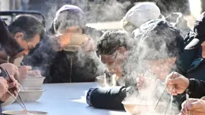 [현장르포] 영하 날씨에도 무료 급식 문전성시