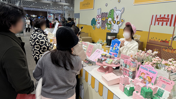 현대백화점 판교점 지하 1층 식품관에서 소상공인 팝업 페스타가 열리고 있다. 팝업을 찾은 고객들이 시식을 하며 제품 설명을 듣고 있다. 2026.1.20 /윤혜경기자 hyegyung@kyeongin.com