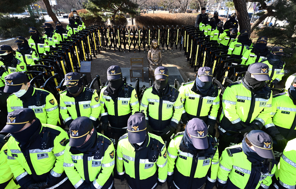 앉아있을 여유마저 빼앗기는 ‘소녀상’