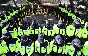 [경인 Pick] 번지는 ‘위안부 모욕 집회’… 앉아있을 여유마저 빼앗기는 ‘소녀상’