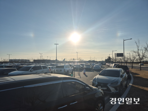 지난 14일부터 아시아나항공이 인천국제공항 제2여객터미널로 이전하면서 이곳 주차장에서도 ‘주차 전쟁’이 벌어지고 있다. 사진은 20일 오전 인천국제공항 제2여객터미널 장기주차장 화단 옆 통로에 차량이 주차돼 있는 모습. 2026.1.20 /김주엽기자 kjy86@kyeongin.com