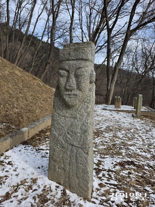 홍릉의 봉분을 지키는 석인상 4기 중 하나. 문신의 모습인데 옷깃과 홀을 들고 있는 손의 모양까지 그대로 남아 있다. 2026.1.19 /정진오기자 schild@kyeongin.com