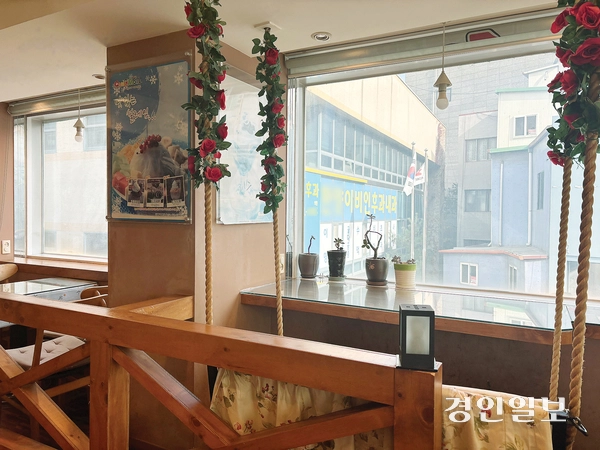 캔모아 용인점에 있는 흔들 그네의자. 캔모아 용인점에서 가장 인기있는 자리 중 하나다.