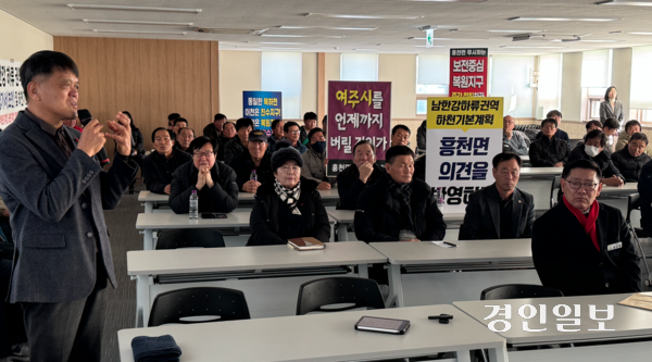 21일 이상면 여주시 흥천면장이 ‘남한강 하류권역 하천기본계획 주민설명회’에서 친수구역 확대를 촉구하고 있다. 2026.1.21 여주/양동민기자 coa007@kyeongin.com